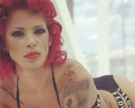 12-годишен син агитира майка си да стане новата плеймейтка