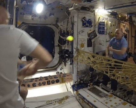 Ето как се играе тенис в Космоса