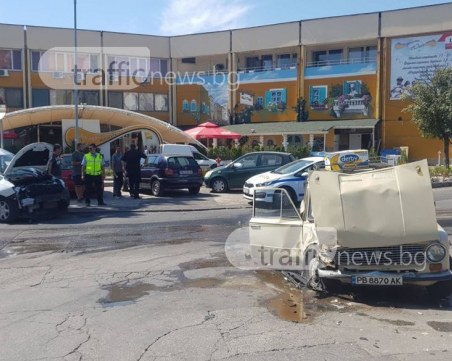 Тежък сблъсък в Пловдив! Жигула се запали след удар с друга кола, има пострадали СНИМКИ