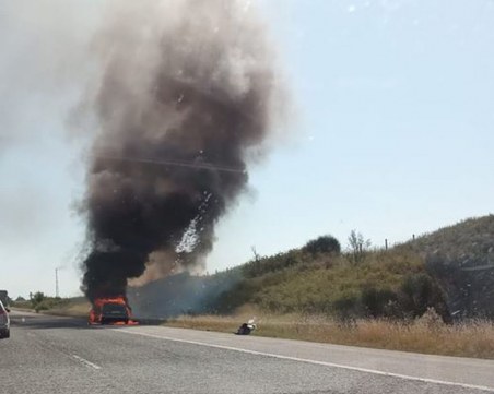 Кола гори като факла в аварийната лента на АМ 