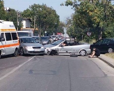 Няколко автомобила и линейка се натресоха един в друг на околовръстното в София