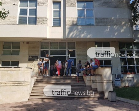 Огромни опашки пред гишетата на Паспортна служба в Пловдив, цари хаос и напрежение