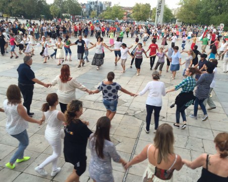 Огромно хоро се извива в центъра на Пловдив днес!