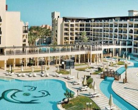 Опразниха топ хотел заради загадъчна смърт на британско семейство