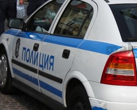 Пияна тийнейджърка счупи прозорец на апартамент и издевателства над възрастно семейство