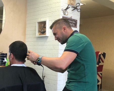 Радо Фризьора “черпи“ с  безплатнни прически на рожденния си ден СНИМКИ