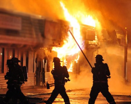 Централната банка на Русия гори, пожарникари се борят със стихията