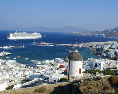 Туристи плащат от 30 до над 100 евро за сянка на Миконос