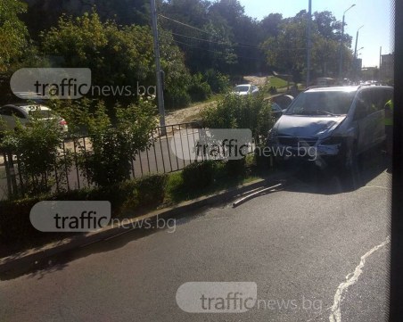 Ван се размаза в разделителна ограда в центъра на Пловдив СНИМКИ