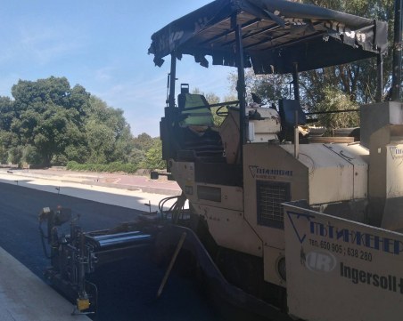 Започнаха да полагат новата настилка на бул. “Марица“