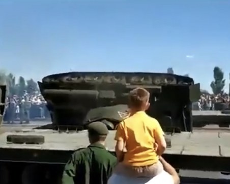 Зрелищно: Танк се обърна до публика на парад в Русия ВИДЕО