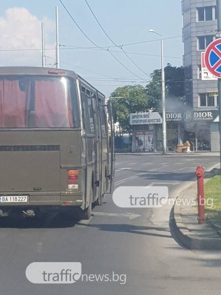 Автобус на българската армия шпори с отворени врати в Пловдив СНИМКИ