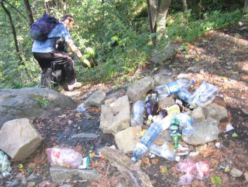 Хижи се превръщат в замърсители на планините, край язовирите и лифтовете е осеяно с боклуци