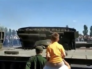 Зрелищно: Танк се обърна до публика на парад в Русия ВИДЕО