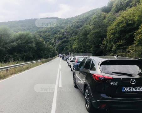 Ад на пътя и край Велинград! 7 ранени, дефилето е затворено СНИМКИ