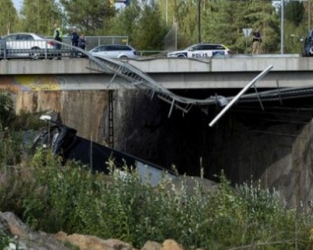 Автобус падна от мост, четирима загинаха