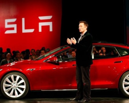 Мъск обеща: Тесла остава на борсата