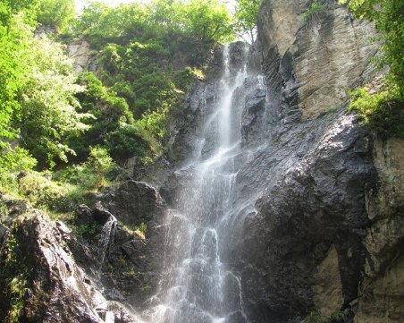 Туристи бродят из тайнствена екопътека на час от тепетата СНИМКИ