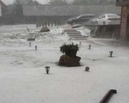 Зима посред лято! В Украйна заваля сняг