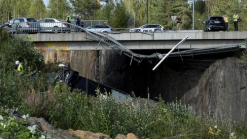 Автобус падна от мост, четирима загинаха