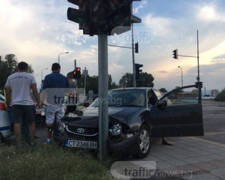 Катастрофа в Пловдив! Мерцедес и тойота се удариха, има пострадал СНИМКИ