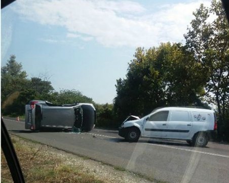 Меле край Пловдив! Кола се обърна след жесток удар СНИМКА