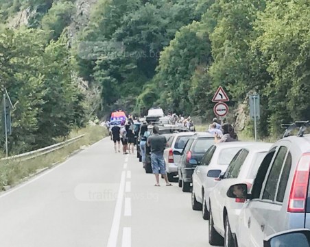 Поредна катастрофа край Велинград! Кола се обърна на таван, жена е в болница