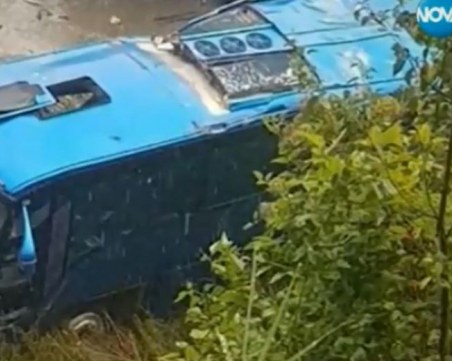Шофьорът на автобусът ковчег карал линейка в София