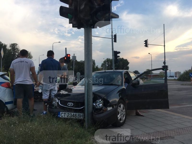 Катастрофа в Пловдив! Мерцедес и тойота се удариха, има пострадал СНИМКИ