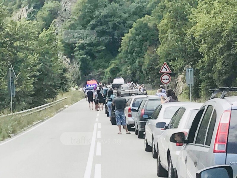 Поредна катастрофа край Велинград! Кола се обърна на таван, жена е в болница