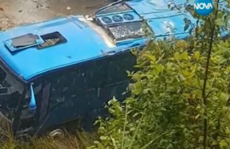 Шофьорът на автобусът ковчег карал линейка в София