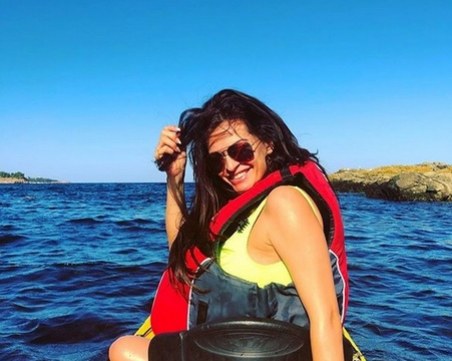 Бременната Преслава се отдаде на морски приключения