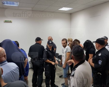 Доведоха в съда арестуваните при акцията в нелегалните цигарени фабрики - работници и шофьори СНИМКИ