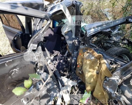 Колата, в която загинаха двама души край Пловдив, е смачкана до неузнаваемост СНИМКИ+ВИДЕО