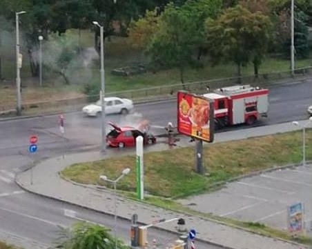 Кола избухна в пламъци на булевард в Кючука СНИМКИ
