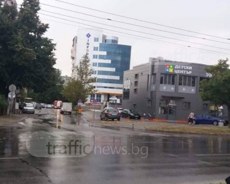 Кола се запали до бензиностанция в Пловдив СНИМКИ