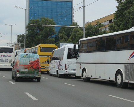 Mеждуградски автобус, пълен с пътници, шпори със счупено стъкло ВИДЕО