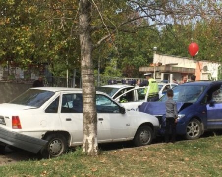 Пияна шофьорка отнесе четири паркирани коли на Каваци и избяга