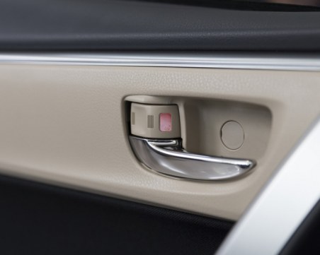 Починалото 2-годишно дете само се заключило в колата, родителите не разбрали