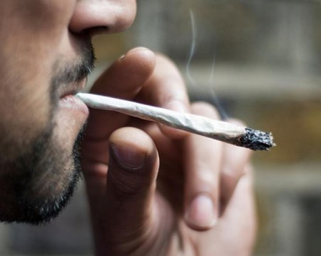 Полицаи спряха баща и син за проверка край Велинград, намериха наркотици в колата