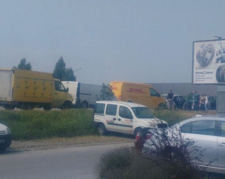 Верижна катастрофа затапи един от изходите на Пловдив СНИМКИ