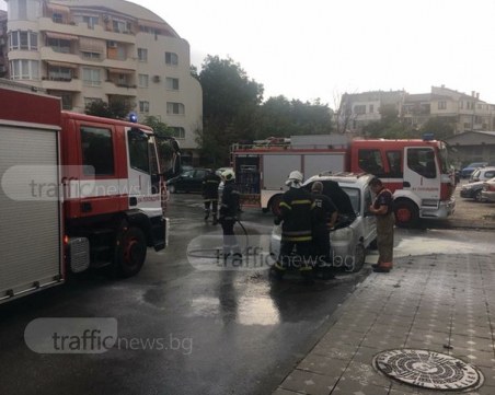 За минути огнеборци са загасили пламналия до бензиностанция автомобил в Пловдив ВИДЕО и СНИМКИ
