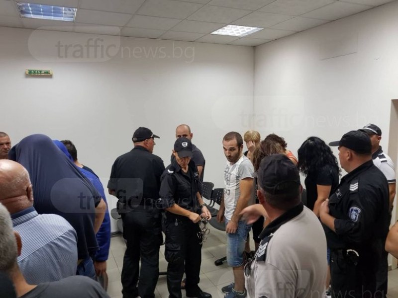 Доведоха в съда арестуваните при акцията в нелегалните цигарени фабрики - работници и шофьори СНИМКИ