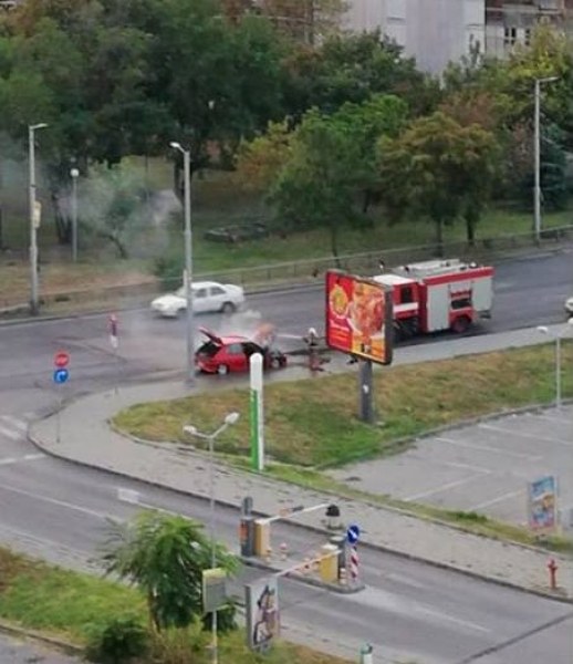 Кола избухна в пламъци на булевард в Кючука СНИМКИ