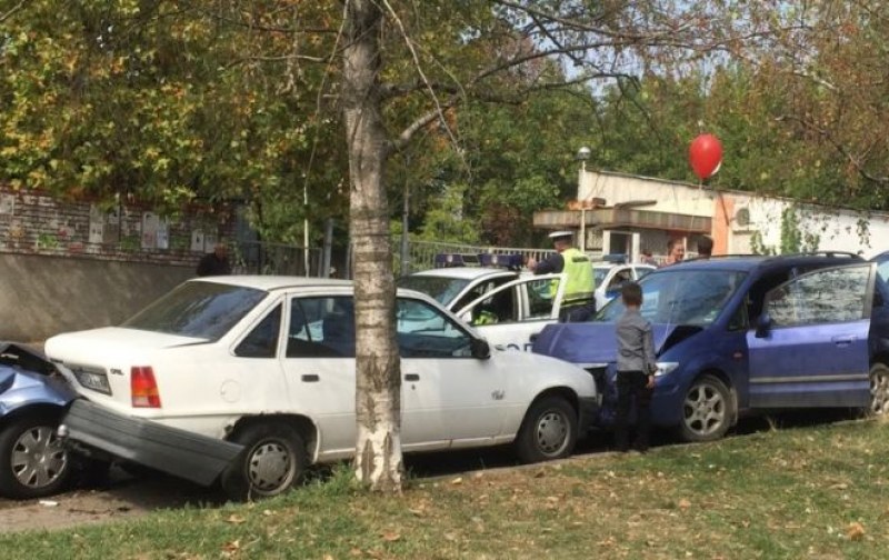 Пияна шофьорка отнесе четири паркирани коли на Каваци и избяга