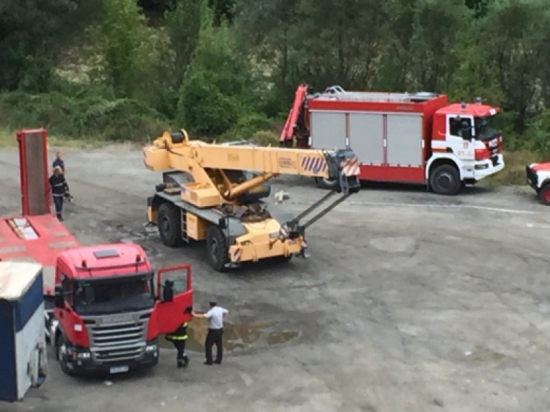 Започна изтеглянето на автобуса ковчег край Своге СНИМКИ