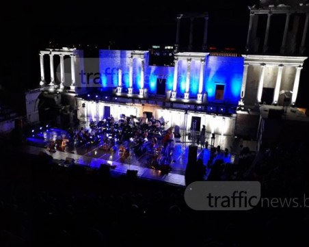 Античният се пука по шевовете! Стефан Вълдобрев и Обичайните заподозрени взривиха публиката СНИМКИ