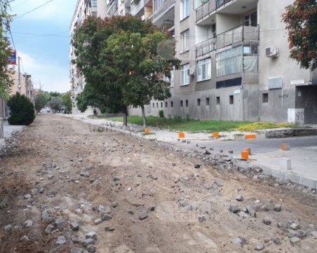 Безумно – строители откъснаха от света паркинг с десетки коли в центъра на Пловдив СНИМКИ