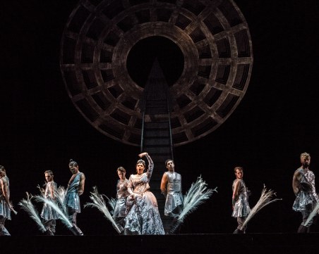 Деян Донков влиза в ролята на Калигула на сцената на Античния театър