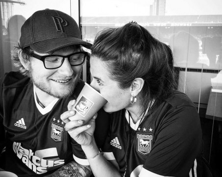 Ед Шийран се е оженил за дългогодишната си приятелка Чери Сиборн